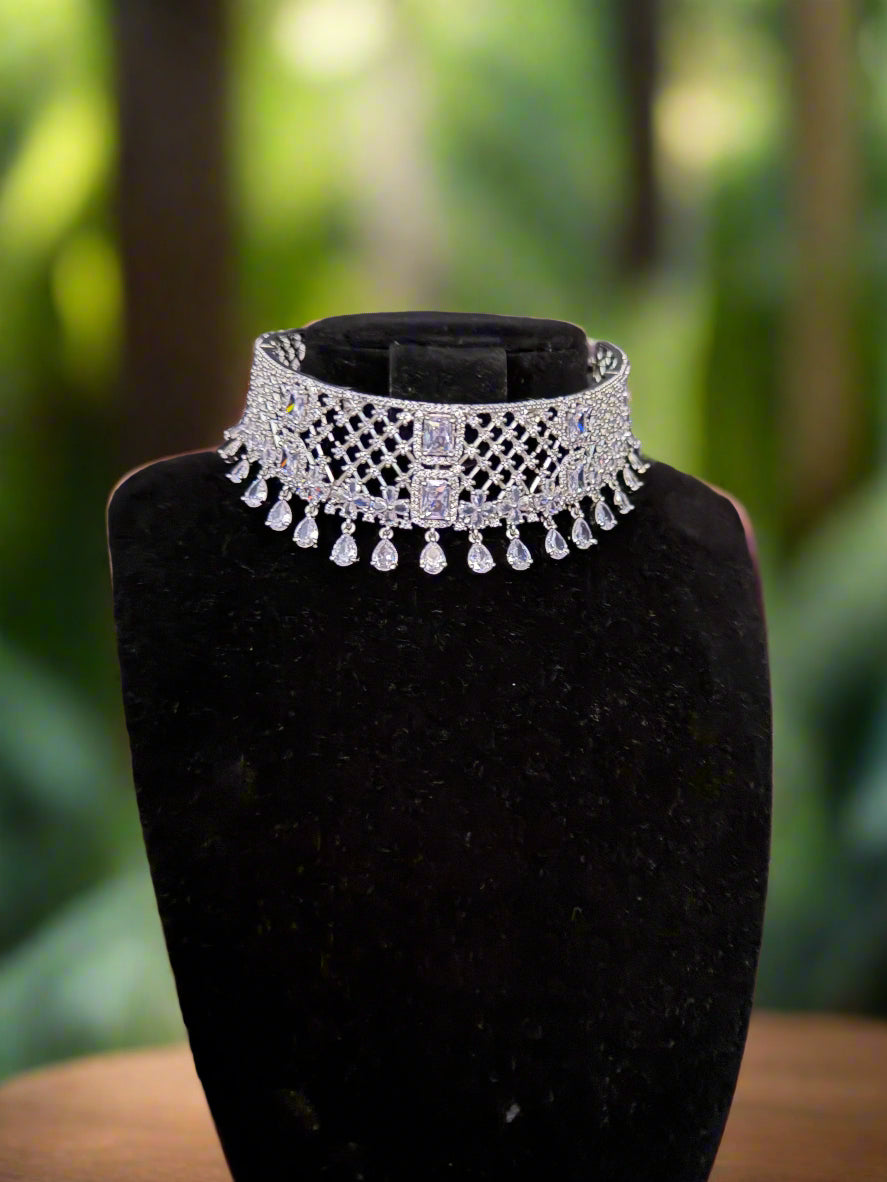 Elegant diamond statement choker