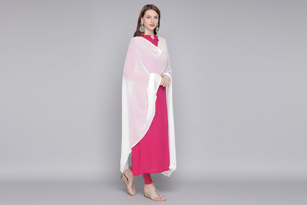 A Model is wearing a white chiffon dupatta with lace on both sides, draped over the shoulders.