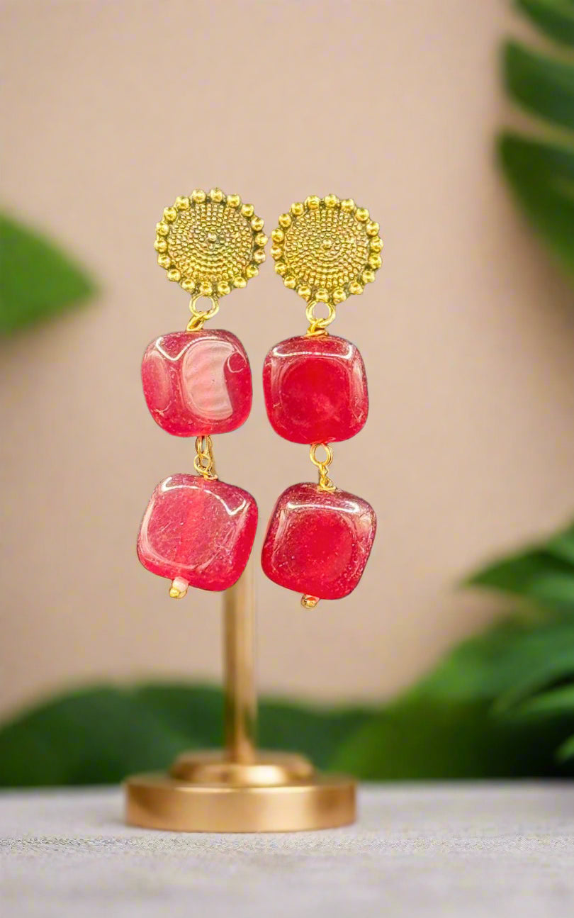 Mona lisa stones with golden studs earrings.