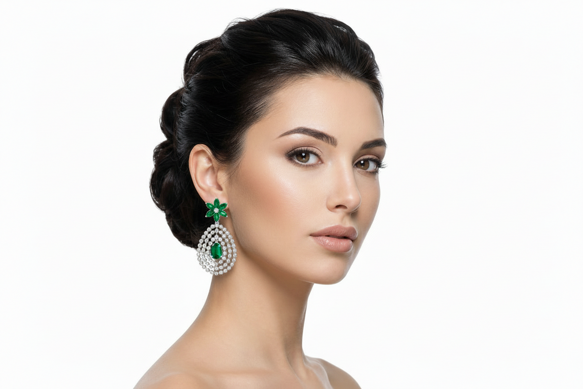 Emarald green central stone earrings.