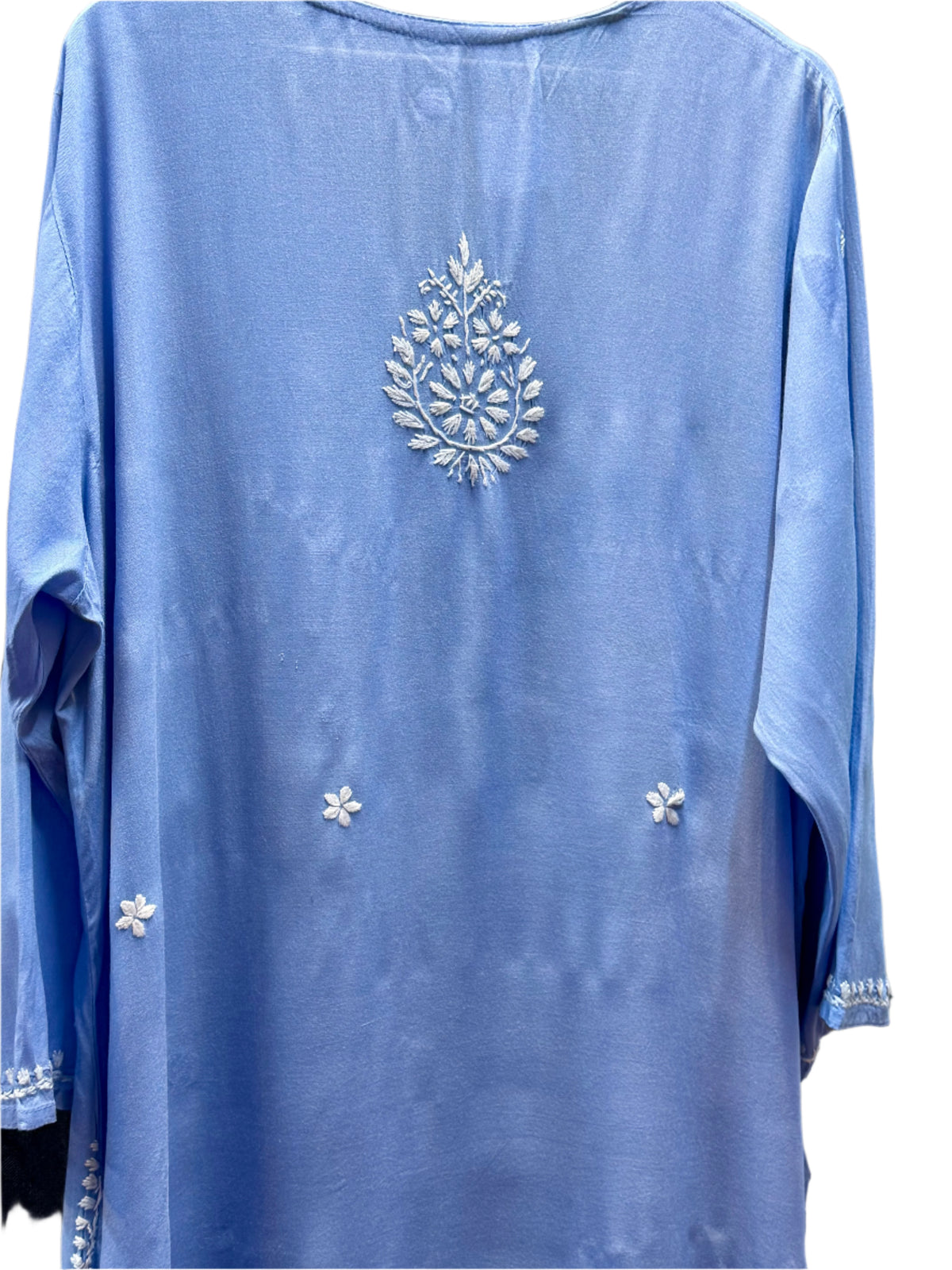 detail of the chikankari kurti back