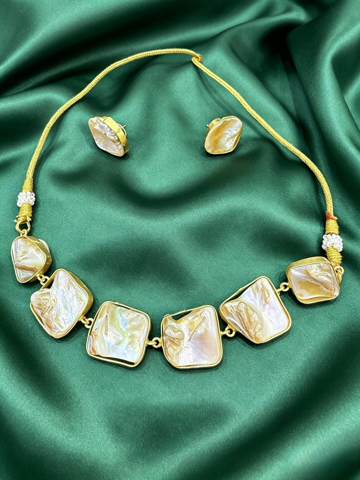 The Aura Handcrafted Mother of Pearl Choker & Studs Luxury Set
