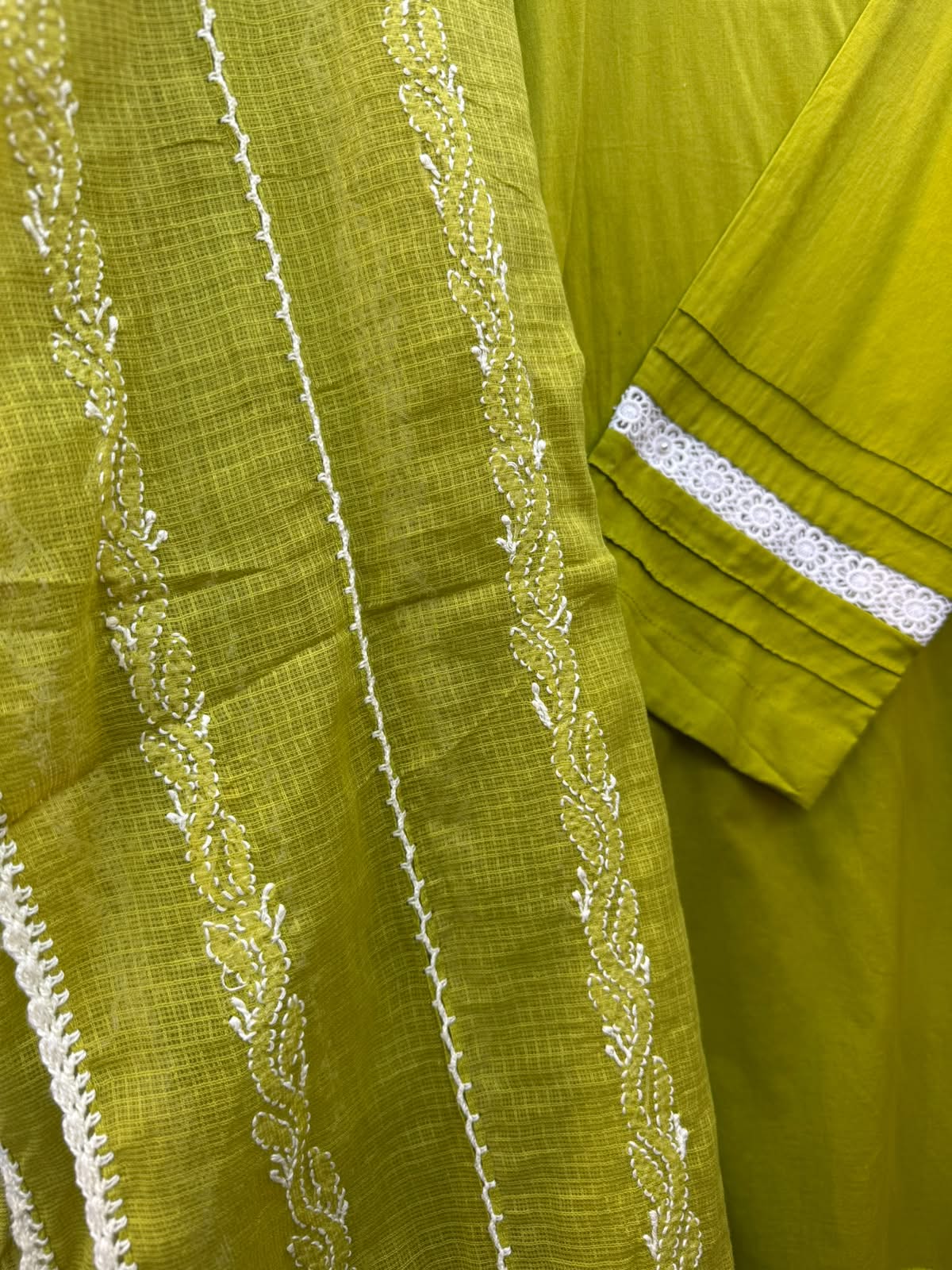 Close-Up of kota doria folded dupatta and sleeves is shown in the image. 