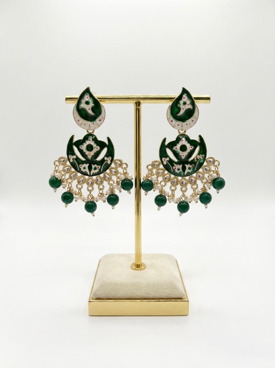  Close-up of the deep green polished stones and the ornate floral silver-tone centerpiece with a small pearl-style accent.