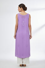 The rear view of a lavender purple sleeveless viscose fabric kurti with hand embroidery on the rear view of the kurti 